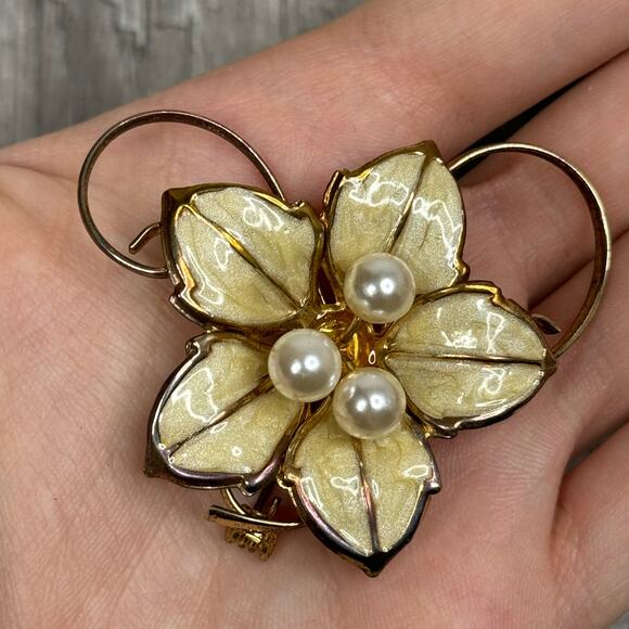 Vintage Enamel Flower Faux Pearl Gold Tone Brooch Pin - Picture 3 of 5